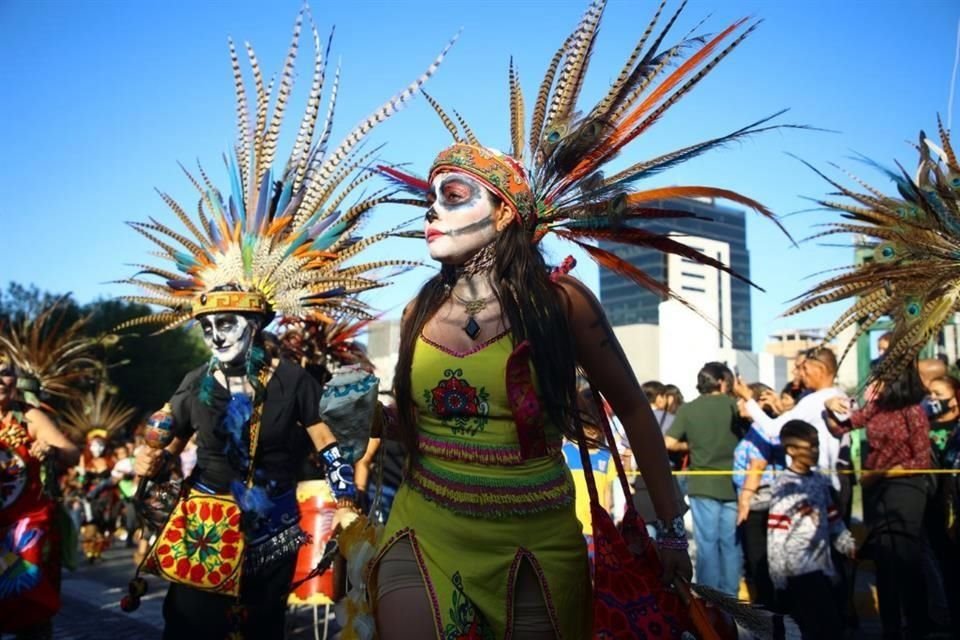 Entre el humo, grandes penachos, sonajas y caracoles que hacen de trompetas, el desfile comenzaba llevando al origen de los antepasados y a cómo honraban a sus muertos.
