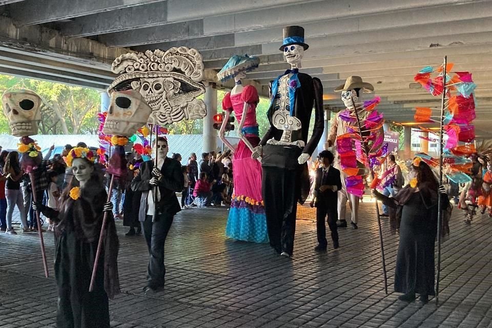 Catrinas de todos los tamaños y colores participaron en el desfile.