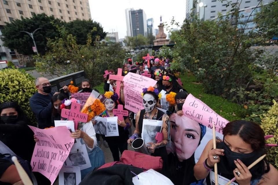 Mujeres caracterizadas como catrinas marcharon, partiendo de la Glorieta de las Mujeres que luchan, para protestar contra feminicidios.