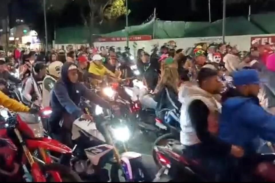 Numerosas caravanas de motociclistas circulan por avenidas principales de la Ciudad, como Insurgentes y Paseo de la Reforma.