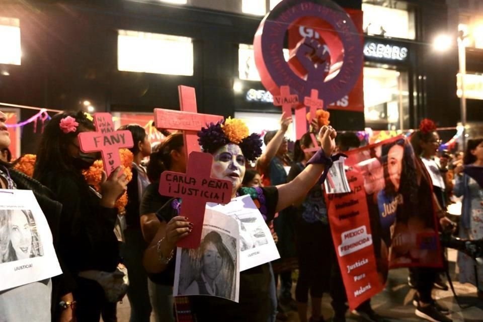 La Marcha de las Catrinas reunió a casi un centenar de mujeres en la Glorieta de las Mujeres que Luchan hasta la Antimonumenta.