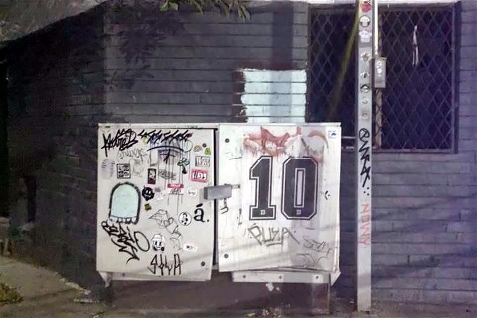 Cuatro grafiteros fueron sorprendidos cuando realizaban las pintas.
