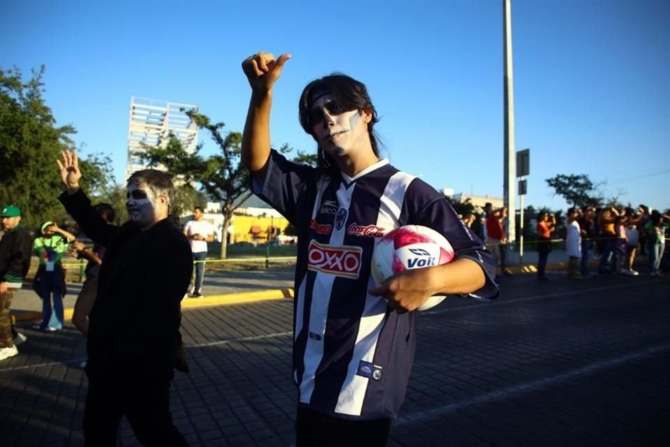 Contingentes alusivos a los equipos regios Rayados y Tigres participaron en la marcha que recorrió calles del Centro.<br>