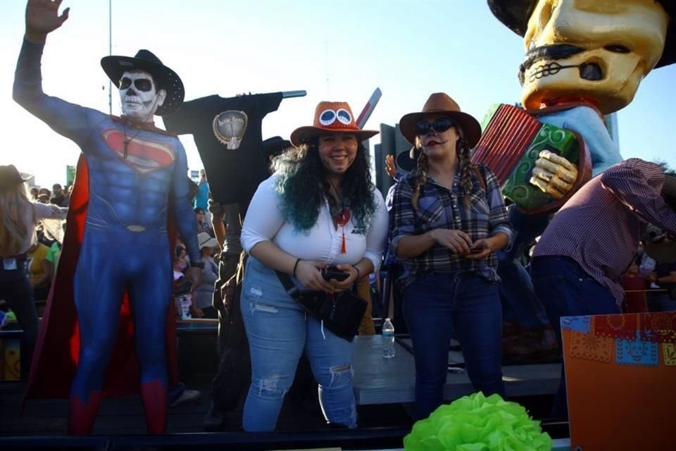 Gente de todas las edades se sumó a la celebración en honor a los difuntos.