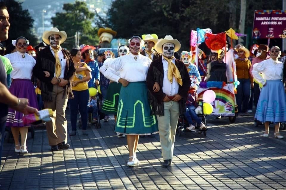 No faltó el retumbar del zapateado de grupos de danza folclórica que combinaron su vestimenta norteña con maquillaje de catrinas.