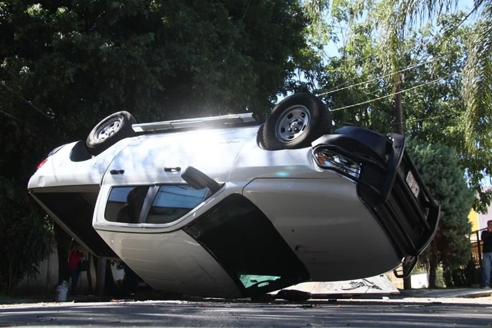 Una camioneta blindada terminó volcada luego de que chocó contra cuatro vehículos que estaban estacionados en la Colonia Chapalita.