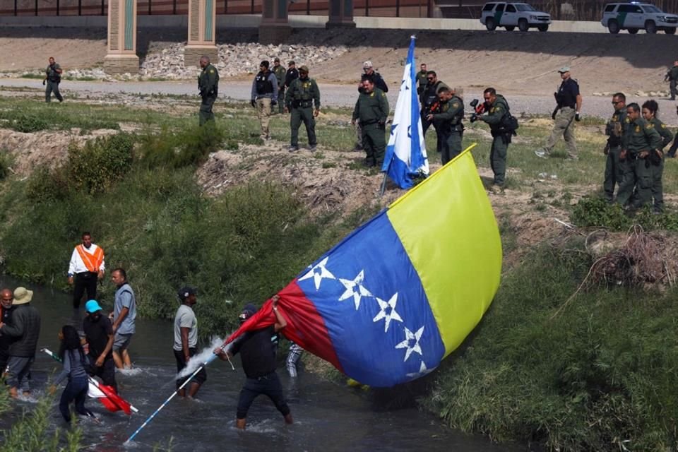 Agentes de Patrulla Fronteriza de El Paso, Texas, dispararon balas de goma contra migrantes; con marcha demandaban ingreso a Estados Unidos.