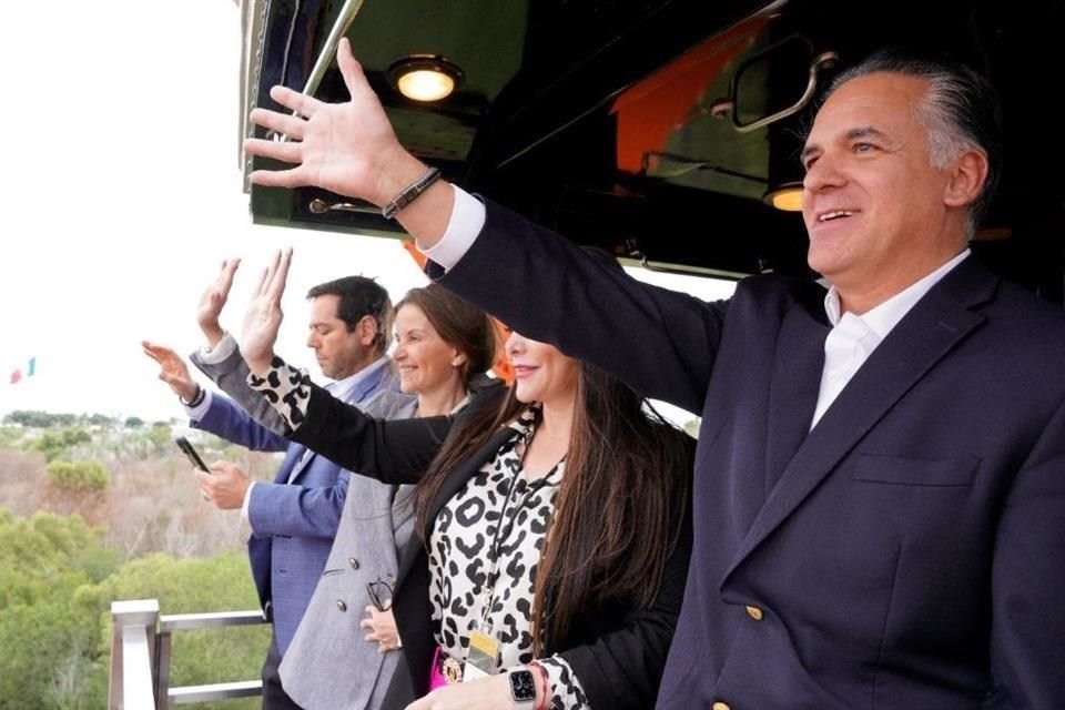 Óscar del Cueto, CEO de la ferroviaria en México (al frente), arriba del tren El Mexica, saluda desde la mitad del puente actual, en Nuevo Laredo, a los invitados de Belle.