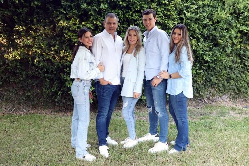 Dariela Galindo, Héctor Galindo, Marissa Zambrano de Galindo, Héctor Galindo y Mariana Galindo