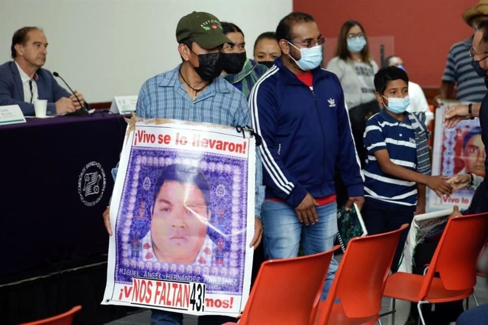 Padres de los 43 en la conferencia de ayer del GIEI en torno al informe que sobre el caso Ayotzinapa presentó la comisión presidencial encabezada por Alejandro Encinas.