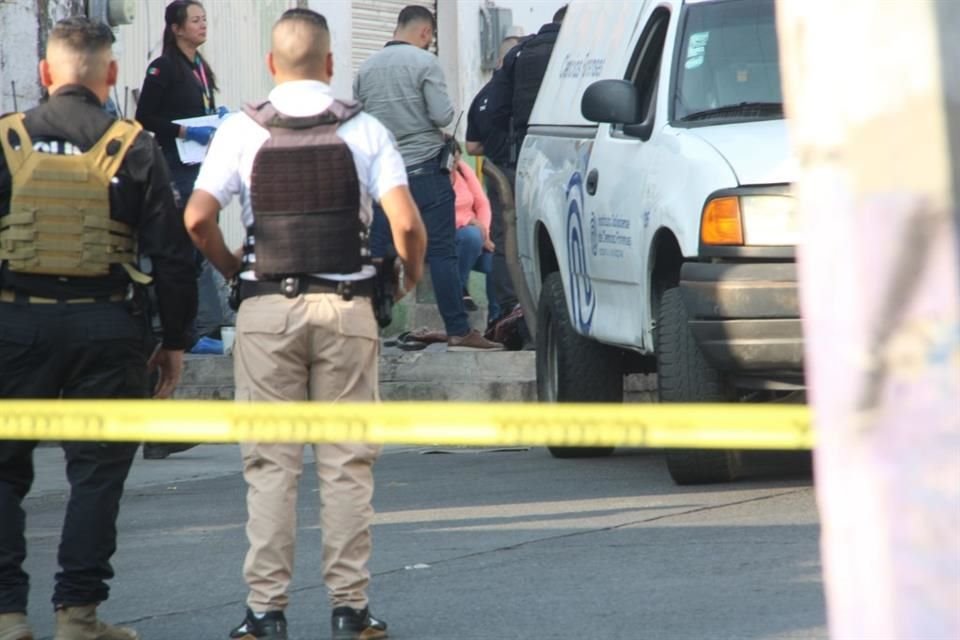 Según testimonios, dos hombres le dispararon siete veces a un joven que barría la calle y huyeron en una motocicleta.