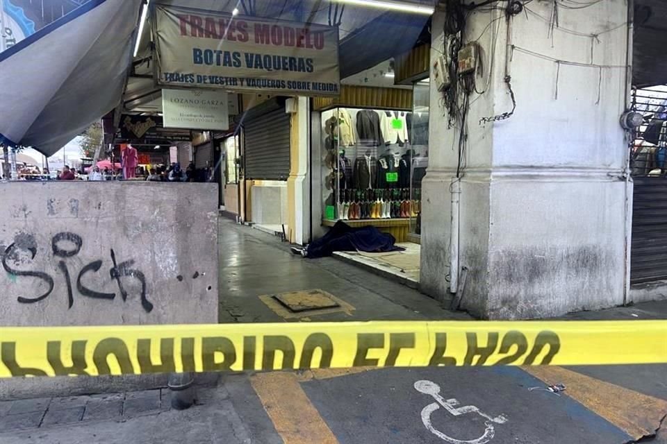 El cuerpo de Juan Francisco Herrera Ortiz, de 45 años, quedó en la tienda tras recibir dos disparos, uno de ellos en la cabeza.