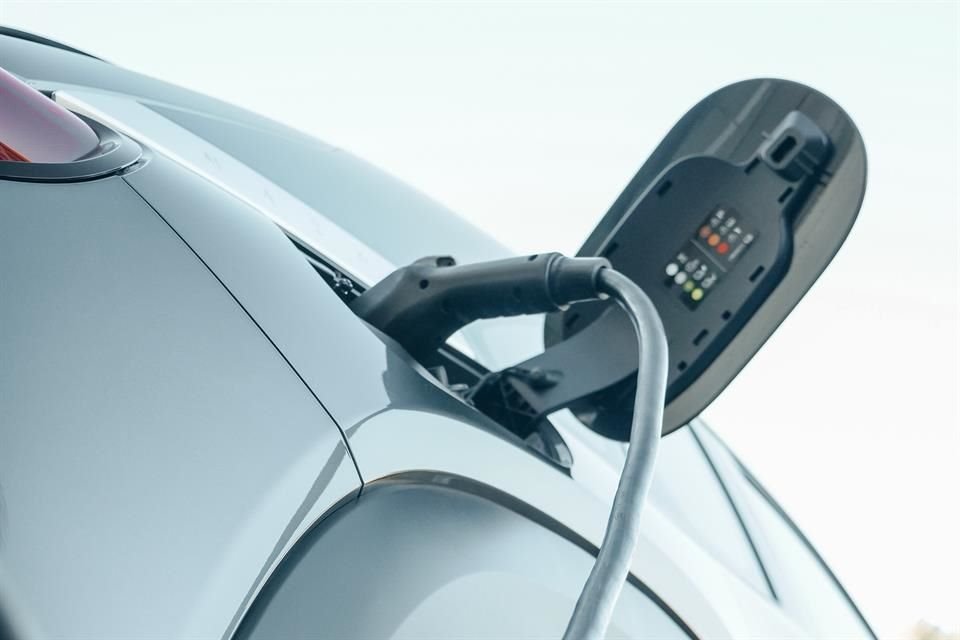 En sus primeras horas en el cargo, la Presidenta de México anunció que su gobierno desarrollará un vehículo eléctrico (VE) diseñado y ensamblado en el país. 