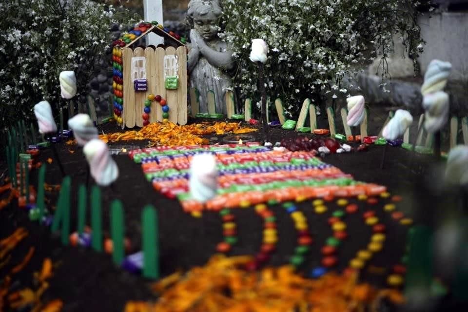 En Milpa Alta, un poblado recuerda a sus seres queridos con esculturas de lodo en sus tumbas, una tradición que lleva 60 años