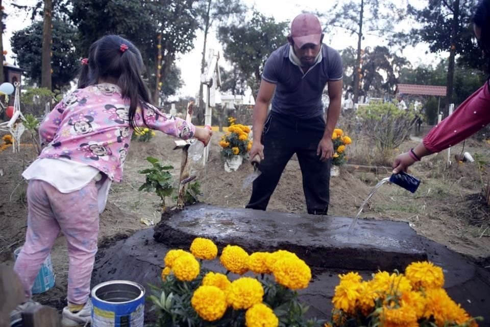 En Milpa Alta, un poblado recuerda a sus seres queridos con esculturas de lodo en sus tumbas, una tradición que lleva 60 años.