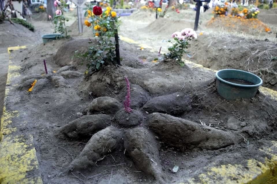 En Milpa Alta, un poblado recuerda a sus seres queridos con esculturas de lodo en sus tumbas, una tradición que lleva 60 años