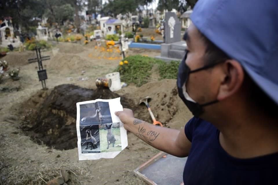 En Milpa Alta, un poblado recuerda a sus seres queridos con esculturas de lodo en sus tumbas, una tradición que lleva 60 años.