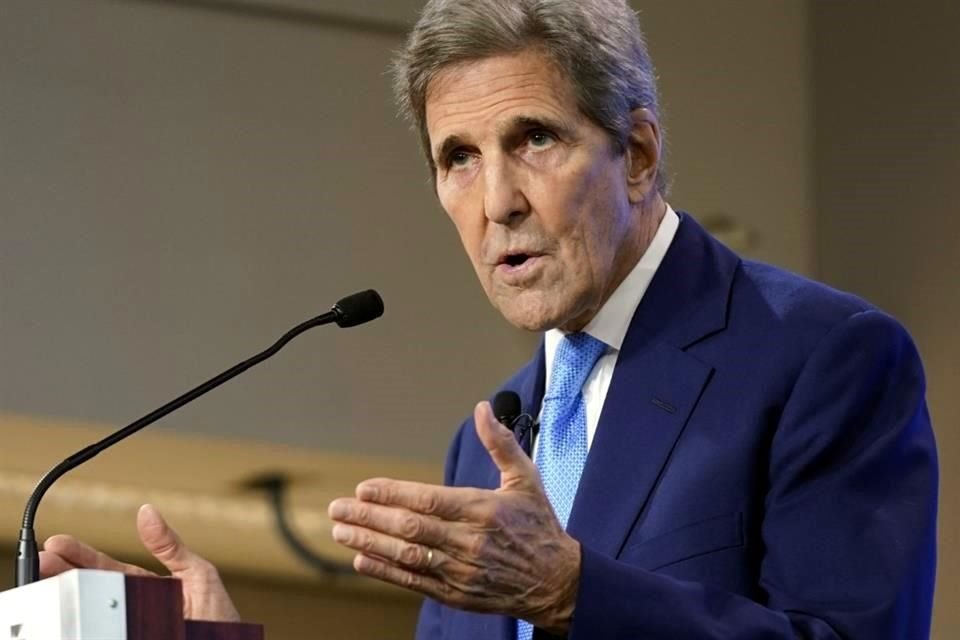 John Kerry, Enviado Especial del Clima de Estados Unidos, habla durante una conferencia de prensa.