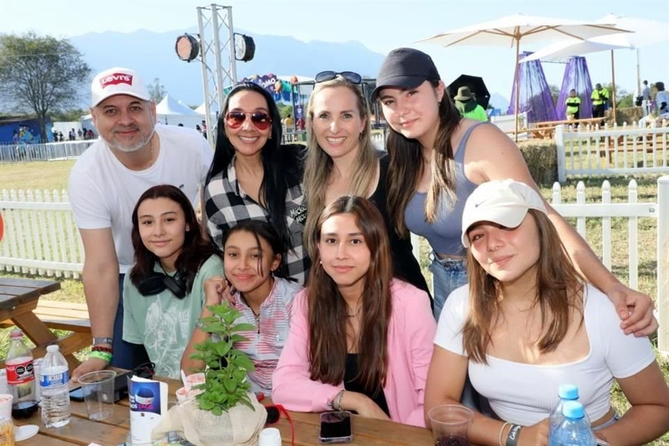 Ernesto Galván, Marisela Avila, Claudia Guerra, Fernanda Ruiz, Ameli Galván, Valentina Galván, Briana Galván y Valeria Ruiz