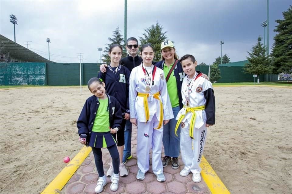 Regina Harp, Camila Harp, Charbel Harp, Paola Harp, Tina Piza y Luis Enrique Trueba
