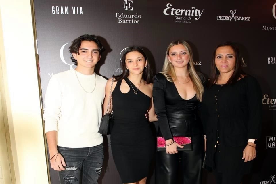 Sebastián Arizpe, Natalia Pérez, Angela Arizpe e Isabel Saldívar