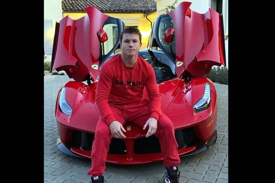 Canelo Álvarez tiene meses que compró LaFerrari, pero recientemente presumió su 'poder' en redes sociales.