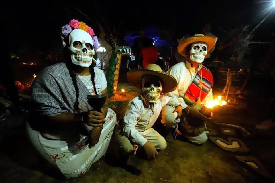 En el panteón de San Antonio Tecómitl, en Milpa Alta, se realizó el legendario concurso de esculturas, como cada 2 de noviembre.