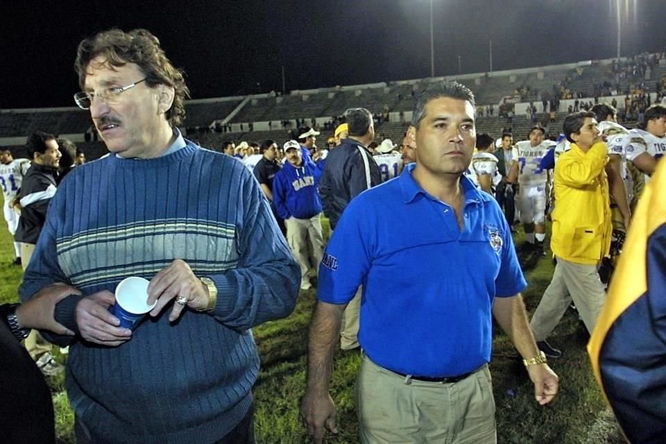 Cayetano Garza (izq.) y Edmundo Reyes, ex coaches de Auténticos, después de un encuentro disputado en 2003.
