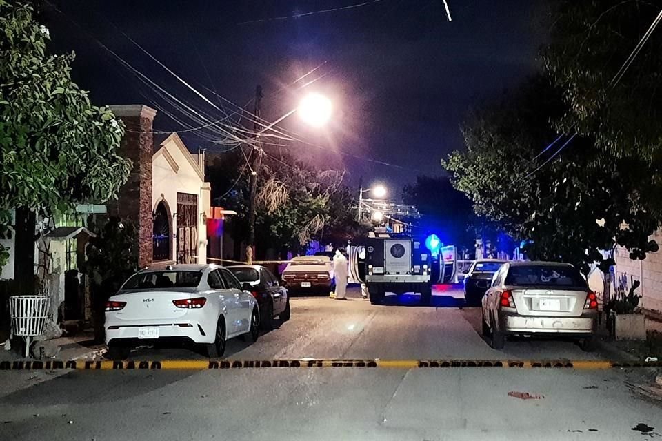 El adolescente quedó tirado a un costado de la moto tras el ataque a balazos, en la Colonia San Bernabé Tercer Sector. 