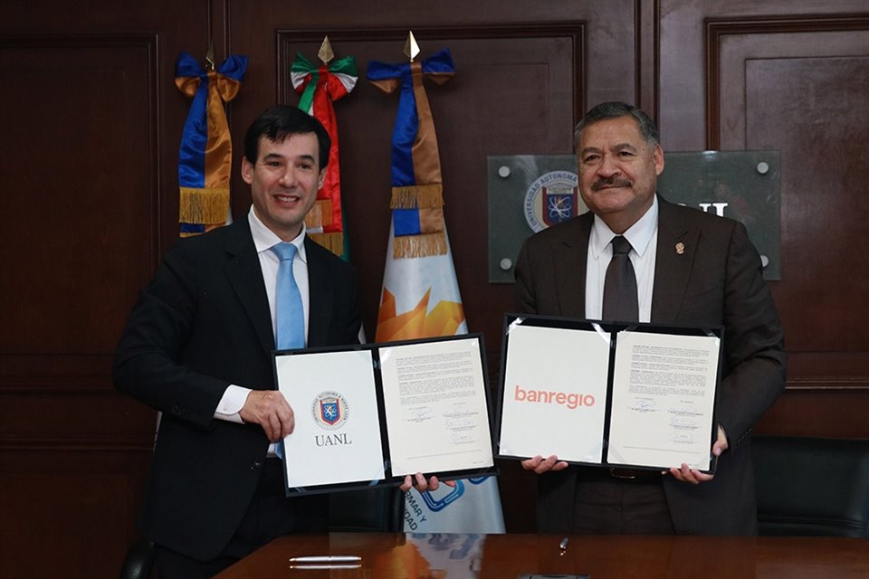 Manuel Rivero Zambrano, Director General de Regional y CEO de Hey Banco; y Santos Guzmán López, Rector de la UANL, tras la firma del convenio.