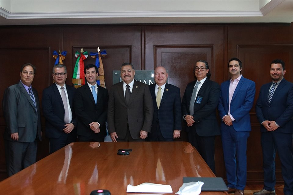 Alberto González, Enrique Navarro, Manuel Rivero, Director General de Regional; Santos Guzmán, Rector de la UANL; Arturo Castillo, Elías Perry, Mohamed Noriega y Rodolfo Morales.