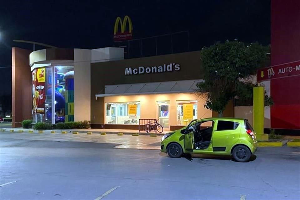 Los hechos fueron reportados alrededor de las 21:20 horas en un McDonald's ubicado en el cruce de las avenidas Sendero Divisorio y República Mexicana, en la Colonia Privadas de Anáhuac.