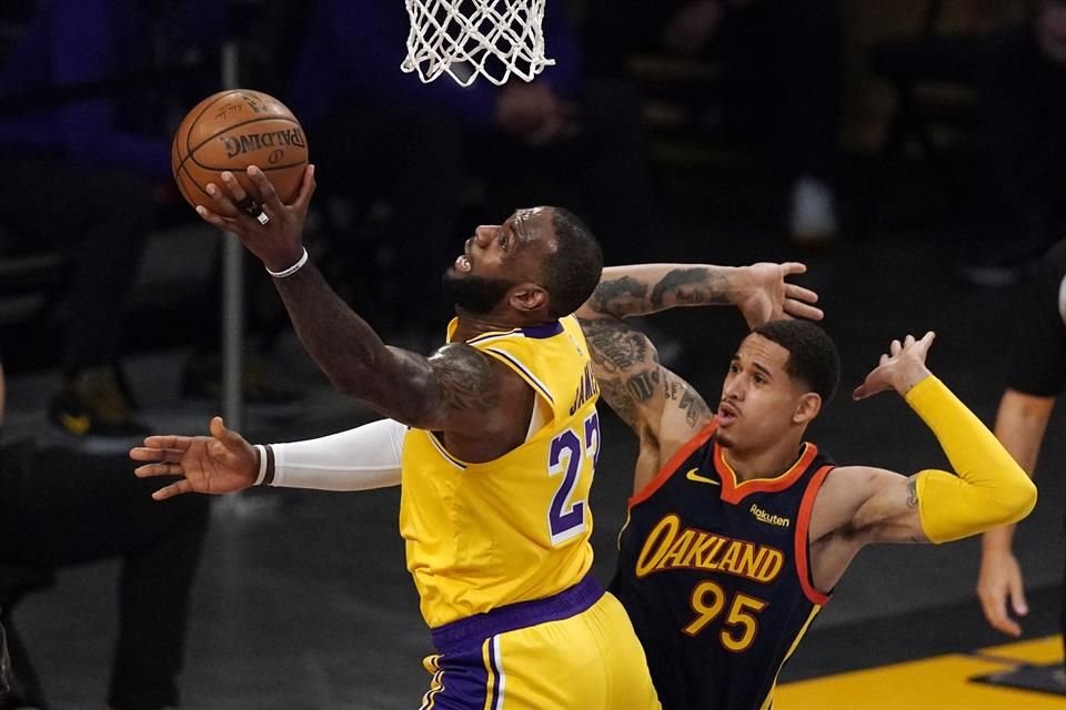 LeBron brilló con un triple-doble ante los Warriors.