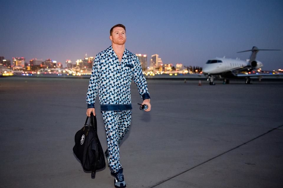 Durante su llegada al aeropuerto, Canelo lució un conjunto de la colección de ropa masculina Primavera 2021 de D&G.