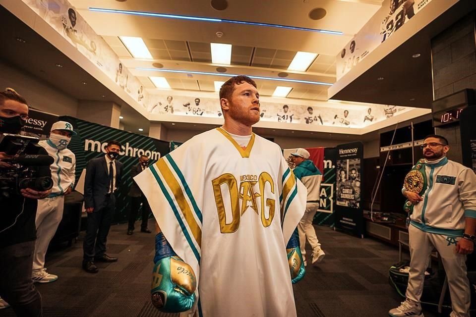 El logo del Canelo fue bordado en color dorado y acompañaba las iniciales de la casa.