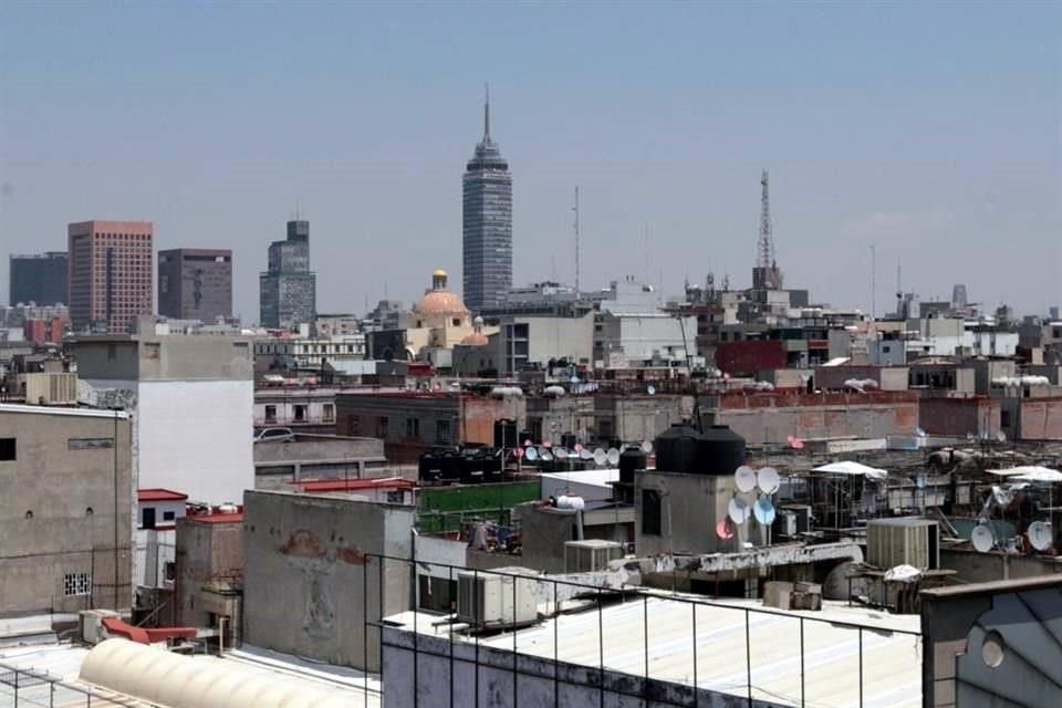 'En la Ciudad de México y su zona conurbada, el Índice Aire y Salud reporta calidad del aire de mala a aceptable, con un riesgo a la salud de alto a moderado', indicó.