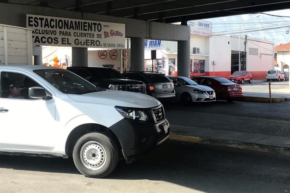 Vecinos de San Nicolás desaprueban que negocios utilicen lugares abajo del puente como estacionamiento.