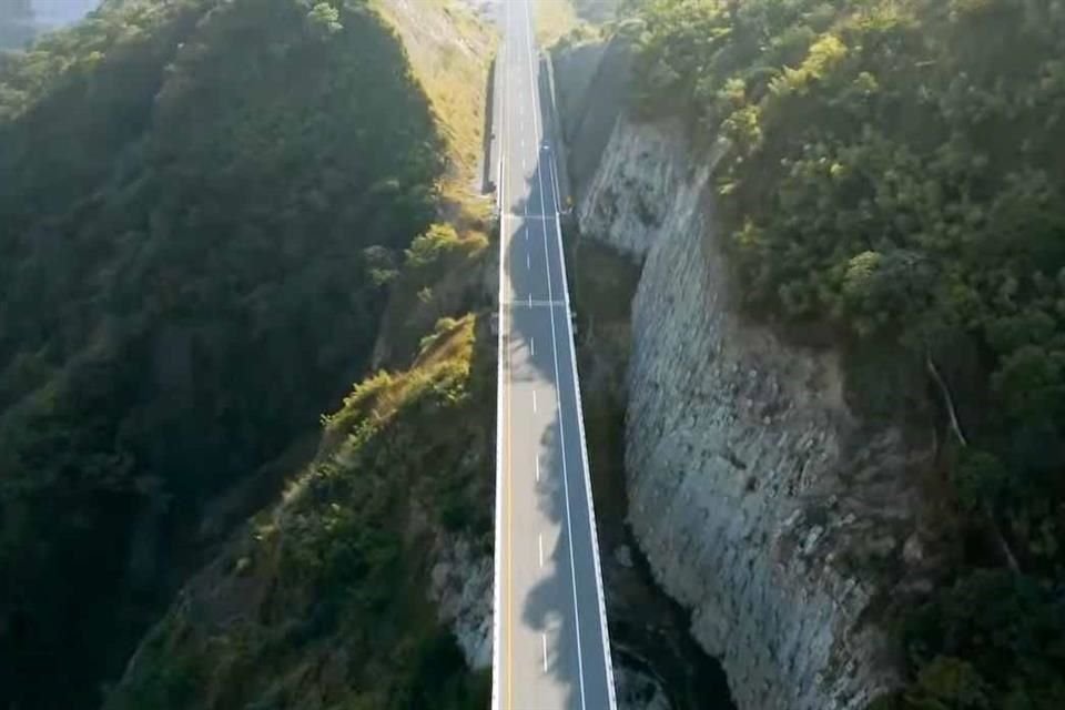 El Eje Volcánico o tramo de montaña en la Autopista Guadalajara - Colima abrió hoy. Son dos carriles en sentido a Colima, donde hay 14 puentes a gran altura.