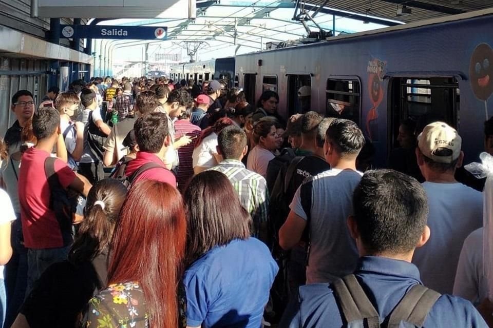 En la Estación Del Golfo a cientos de personas se les pidió descender del tren mientras se reanudaba el servicio.