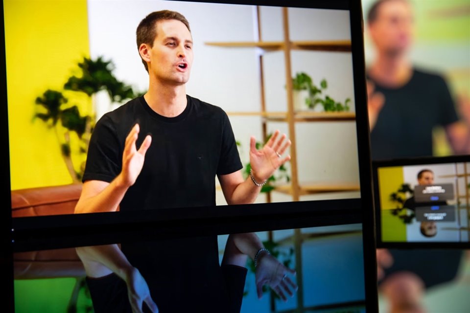 Evan Spiegel, CEO de Snap, vio desplomarse su patrimonio neto en 11 mil 700 millones de dólares en el último año.