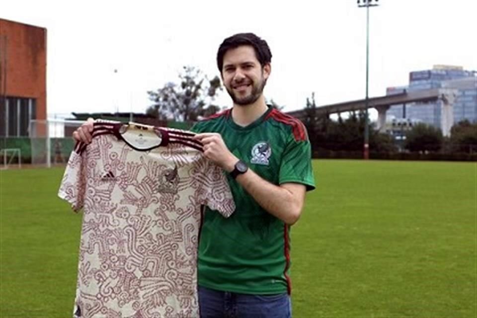 Francisco Parás Hernáiz, egresado de Diseño Industrial de la Ibero explica los símbolos de las playeras que usará el Tri en Qatar.