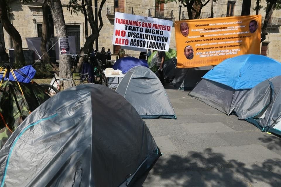 Frente al Congreso de Jalisco, decenas de empleados cesados del Poder Judicial mantienen un plantón desde la tarde de ayer para expresar su descontento ante su despido.