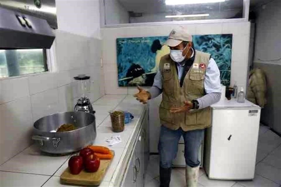 Elías Ramírez, su cuidador desde hace casi tres décadas, prepara alimentos para 'Xin-Xin' dos veces al día en una cocina exclusiva, que data de 1975.