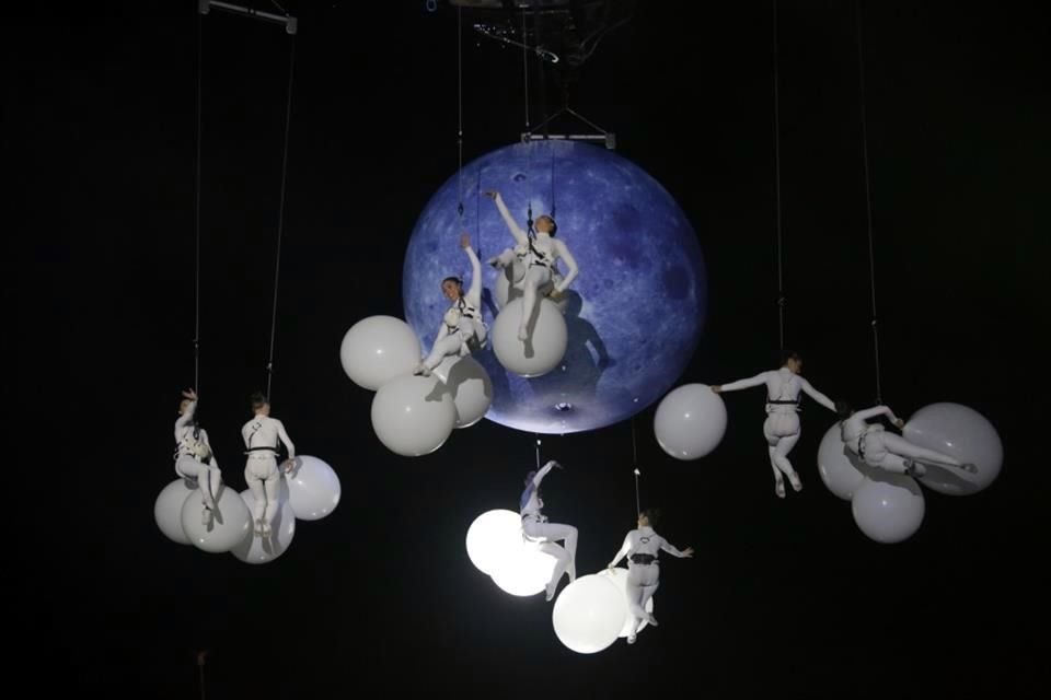 Tras una breve melodía, las bailarinas se elevaron al cielo, sujetadas bajo una esfera que representaba el Planeta.