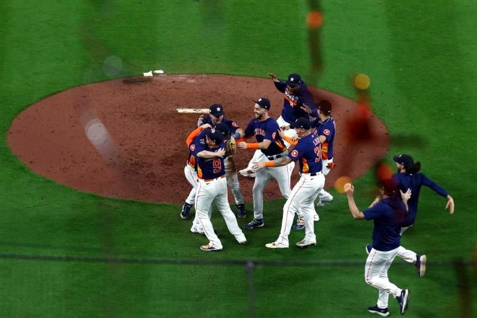 Observa los festejos de los Astros tras coronarse en la Serie Mundial en seis juegos y luego de vencer 4-1 a los Phillies.