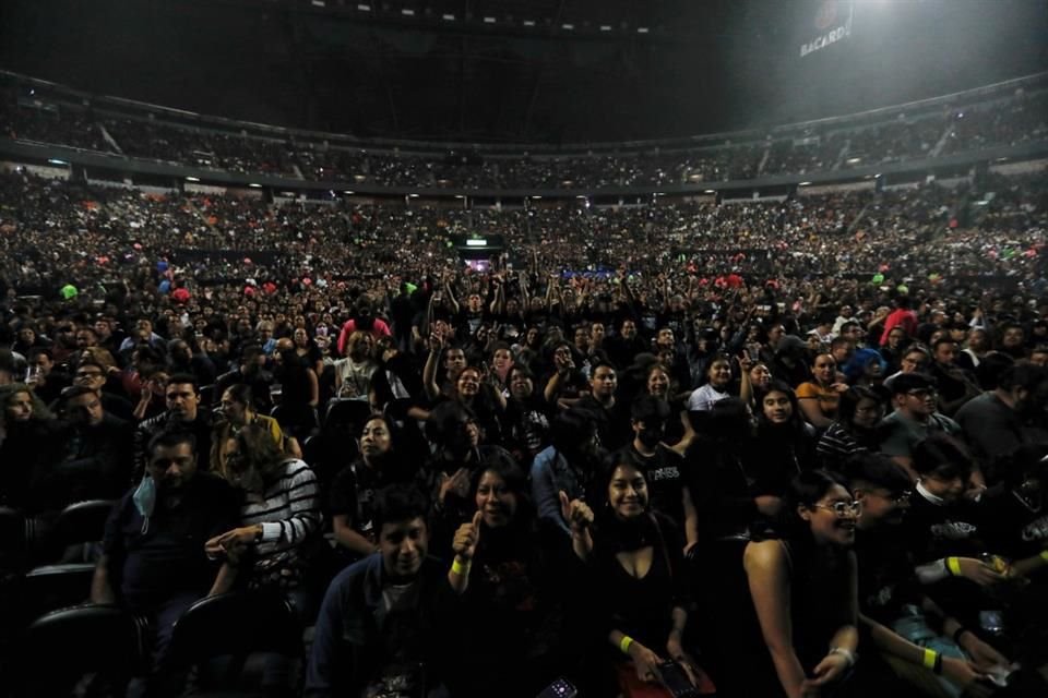 Caifanes ofreció todo un viaje de experiencias a los 17 mil asistentes en el Palacio de los Deportes.