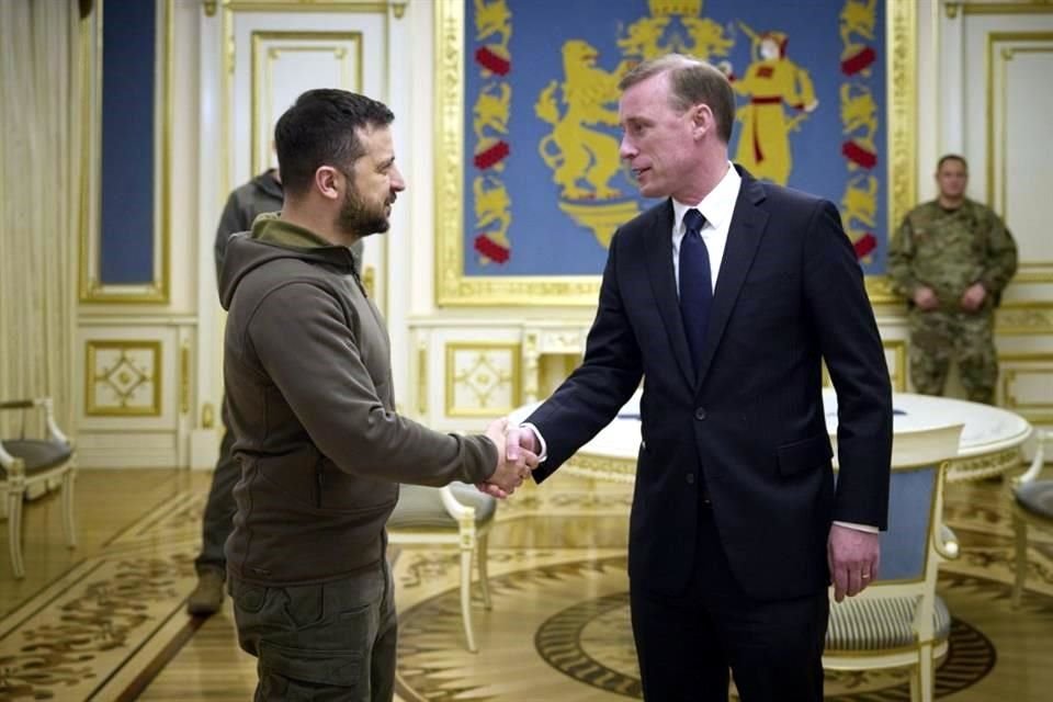 El Presidente de Ucrania Volodymyr Zelensky saluda a Jake Sullivan, asesor de Seguridad Nacional de Estados Unidos.