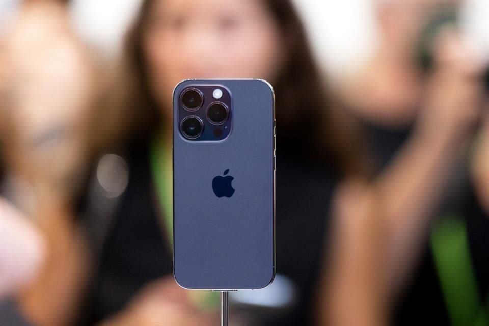 Apple dijo que las ventas del iPhone fueron de 65 mil 800 millones de dólares, un 8 por ciento menores que el año anterior y por debajo de las estimaciones de los analistas de 68 mil 300 millones. 