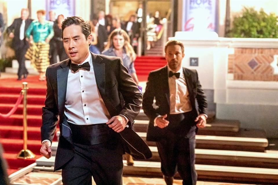 Emociona a Raymond Lee (izq.) traer de vuelta, 30 años después, la aventura de 'Viajeros en el Tiempo', en la nueva serie 'Quantum Leap'.