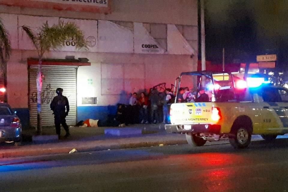 La víctima fue agredida a balazos en la banqueta de la Avenida Colón.